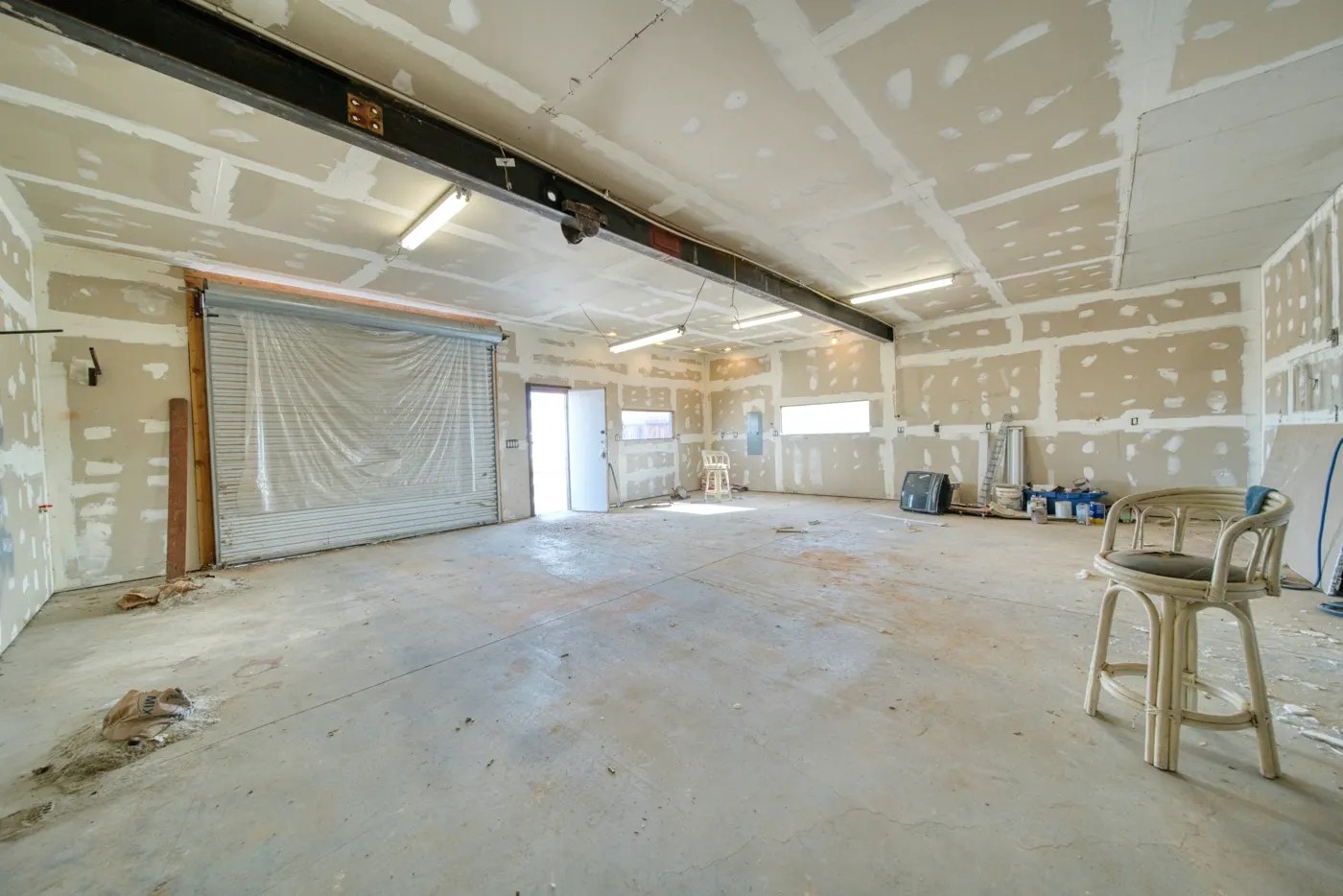 Trockenbau-Rohbau mit verspachtelten Gipskartonwänden und Decke in einer Gewerbefläche